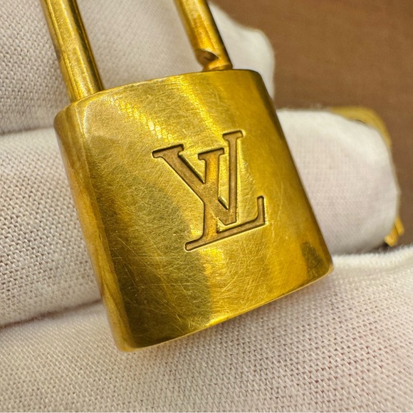 ✨🔐#312 LV Padlock with 1 key | Gold Solid Brass Authentic✨ - Picture 5 of 17